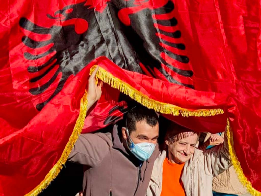 Nach zweijähriger Isolation ist die Psychiatrie von Elbasan in Albanien wieder geöffnet und sofort wurde ein Fest gefeiert